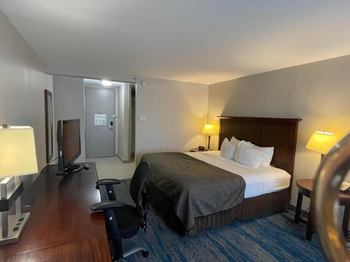 Ramada By Wyndham Cleveland Independence Hotel Exterior photo