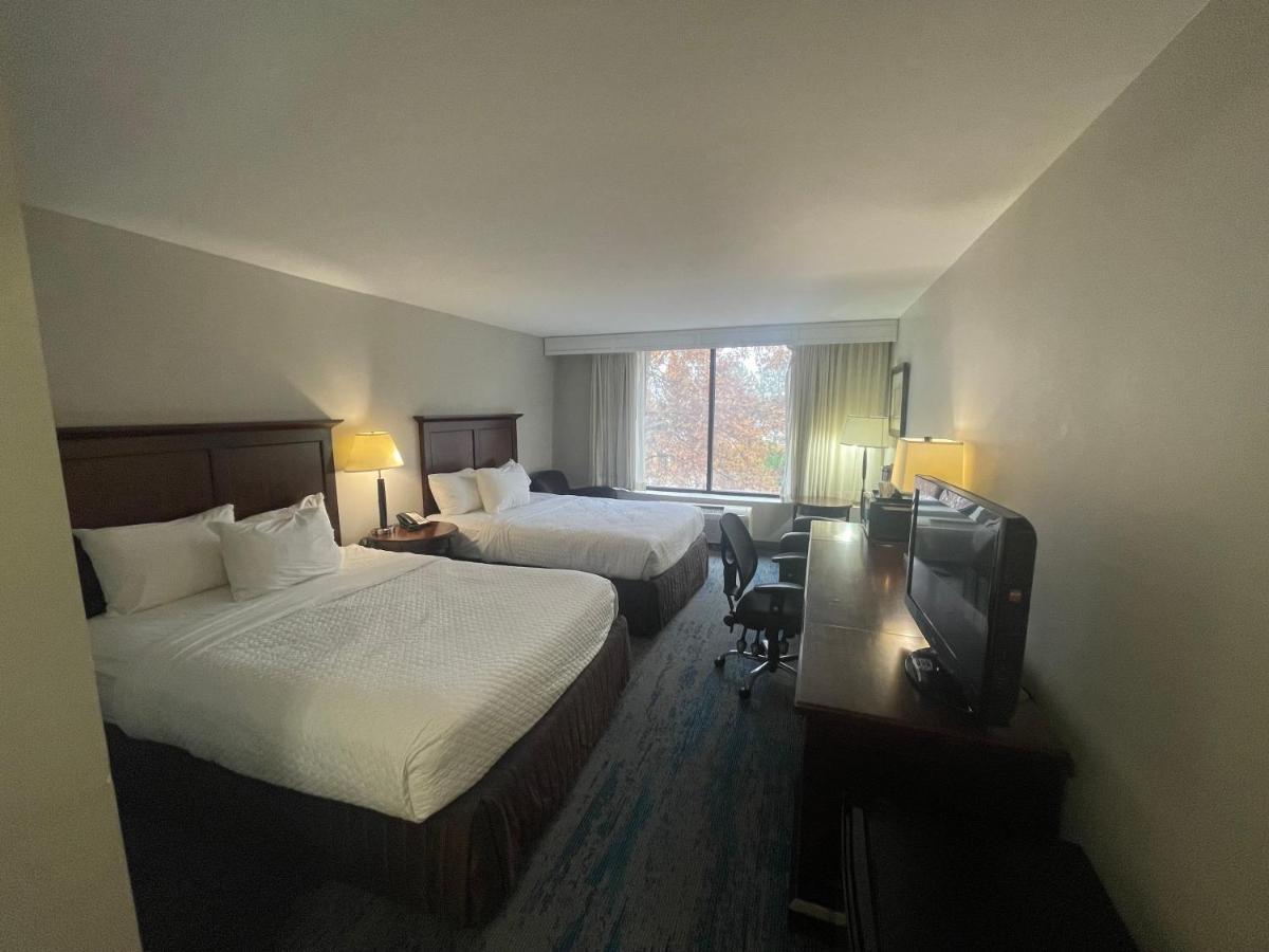 Ramada By Wyndham Cleveland Independence Hotel Exterior photo