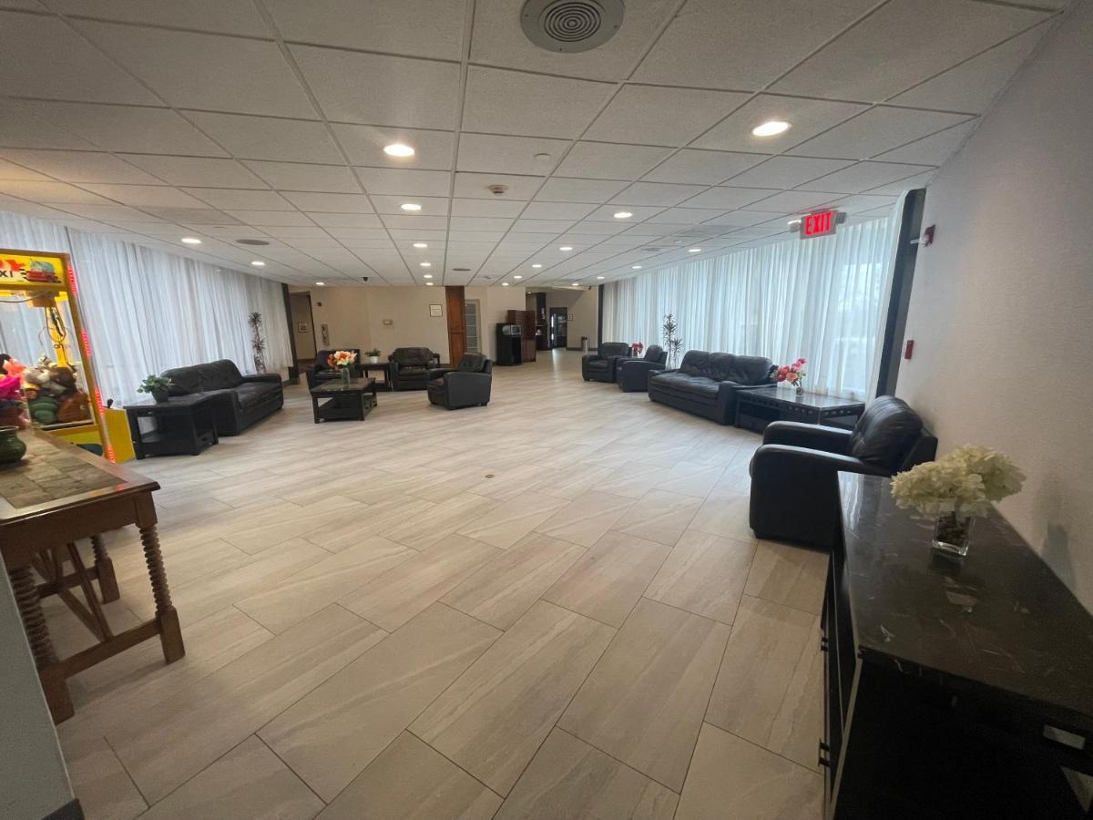 Ramada By Wyndham Cleveland Independence Hotel Exterior photo
