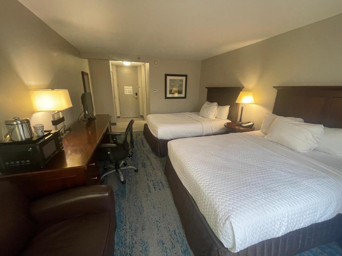 Ramada By Wyndham Cleveland Independence Hotel Exterior photo