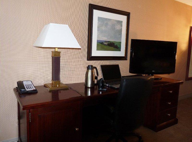 Ramada By Wyndham Cleveland Independence Hotel Room photo