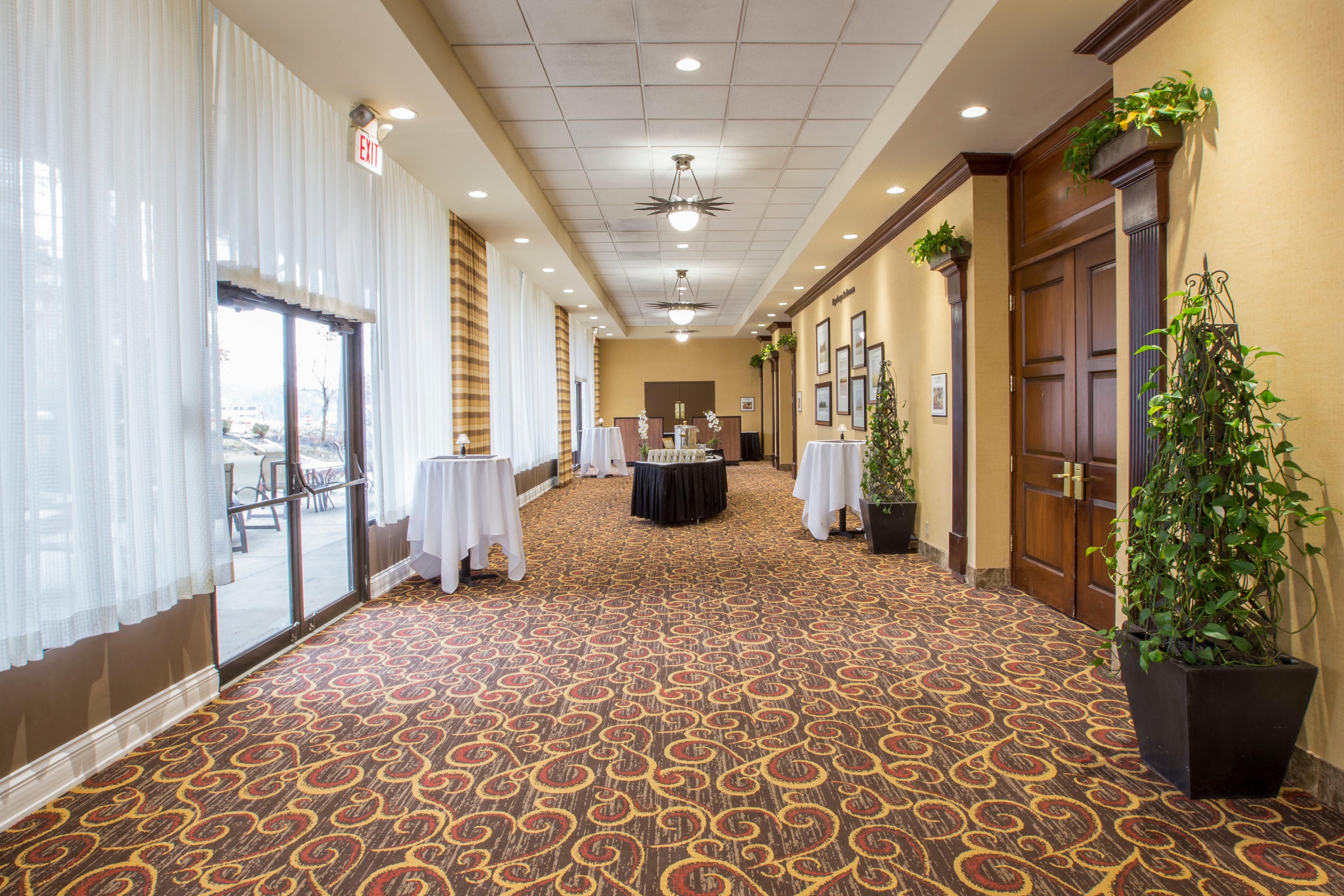 Ramada By Wyndham Cleveland Independence Hotel Exterior photo