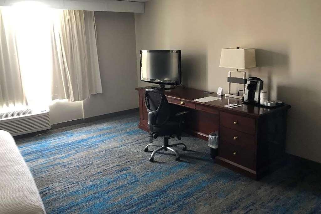 Ramada By Wyndham Cleveland Independence Hotel Room photo
