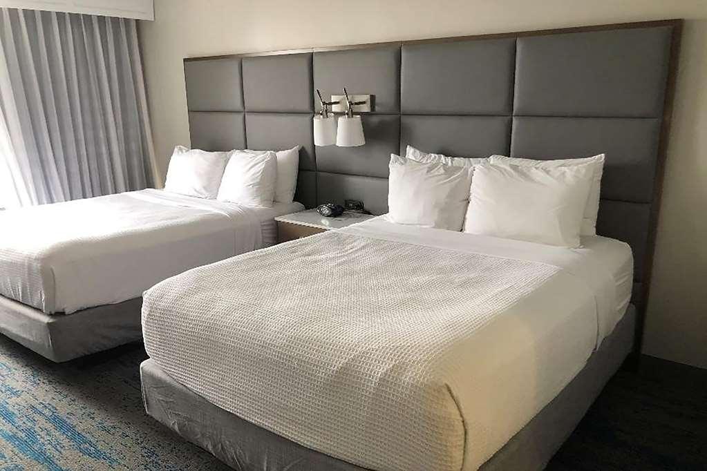 Ramada By Wyndham Cleveland Independence Hotel Room photo